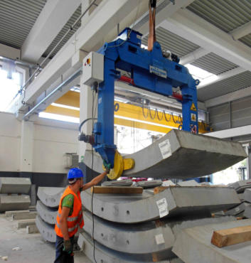 Euroform segment demolding and tilting clamp